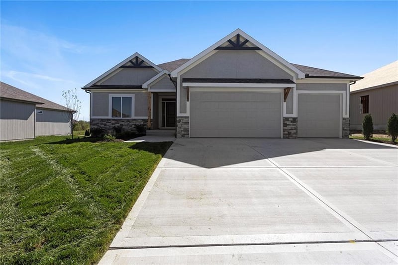 217 Chelmsford Dr, Blue Springs, MO 64014