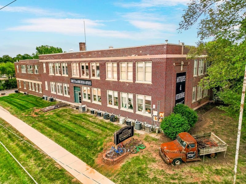 5 Peoria St, Louisburg, KS 66053