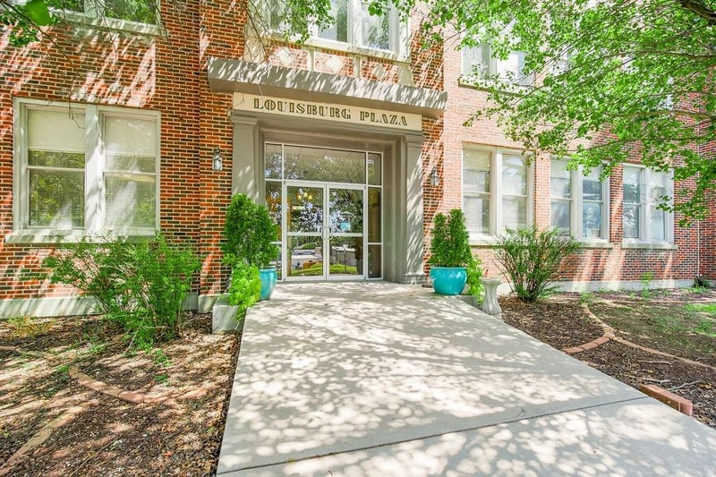 5 Peoria St, Louisburg, KS 66053
