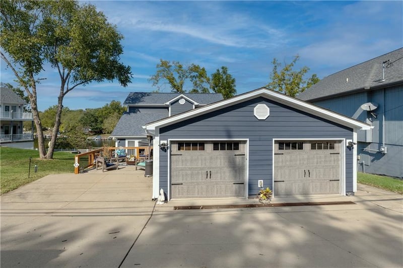 10 Clipper Dr, Lake Tapawingo, MO 64015