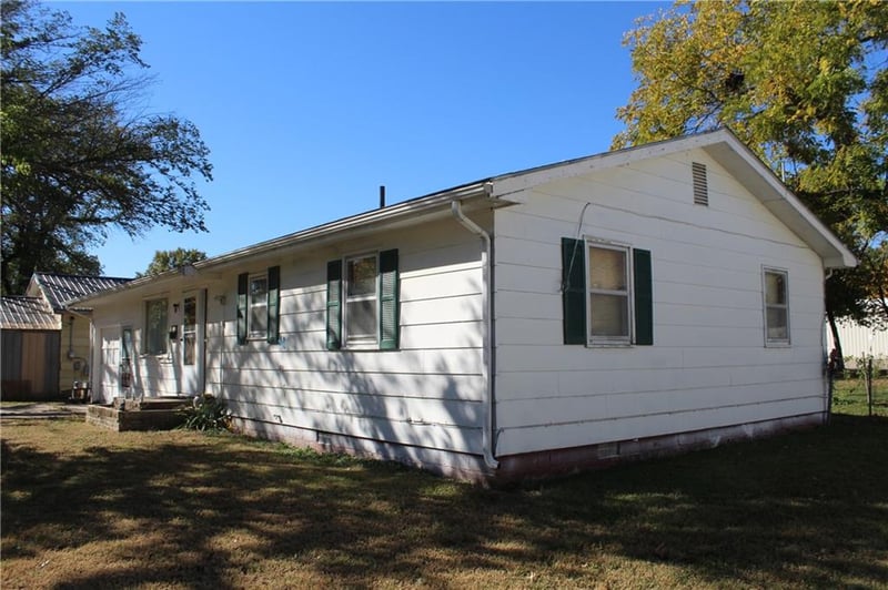 107 S Green St, Yates Center, KS 66783
