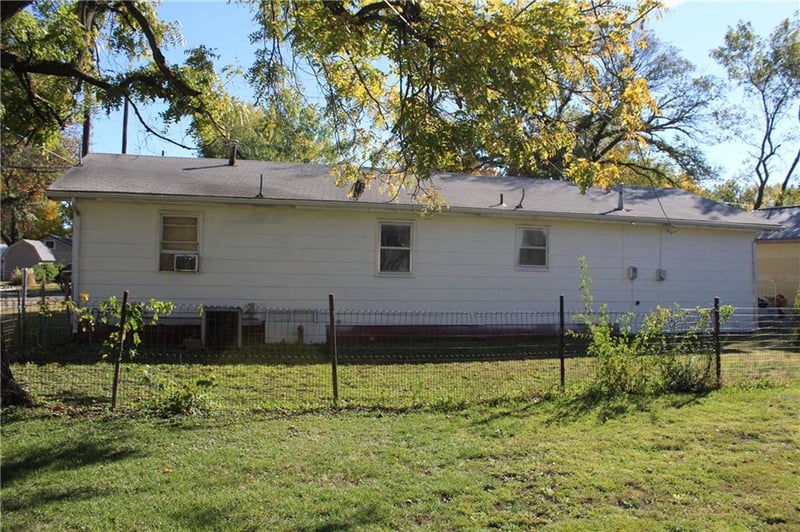 107 S Green St, Yates Center, KS 66783