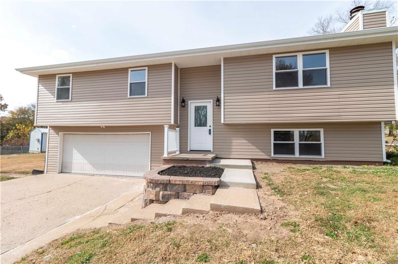 4 Bluebird Dr, Agency, MO 64401