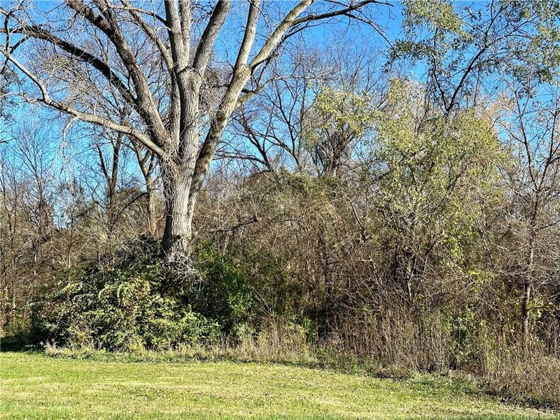 Monument Rd, Wathena, KS 66090