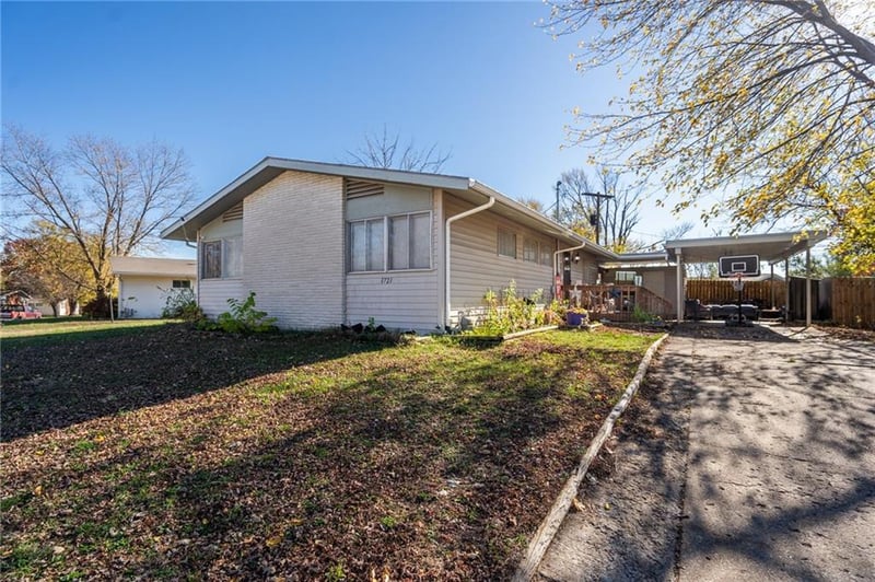 1721 SW Clearview Ln, Topeka, KS 66619
