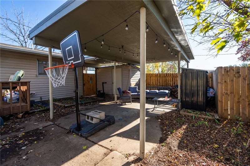 1721 SW Clearview Ln, Topeka, KS 66619