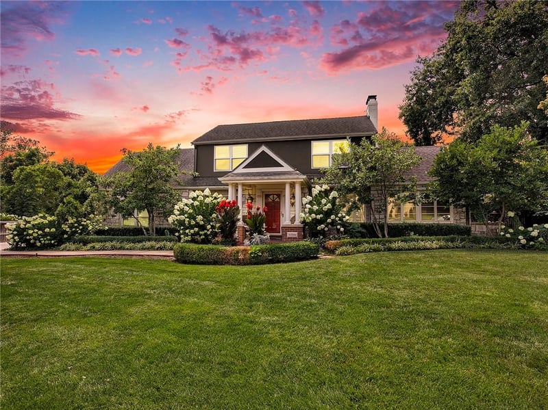 821 W 54th Ter, Kansas City, MO 64112