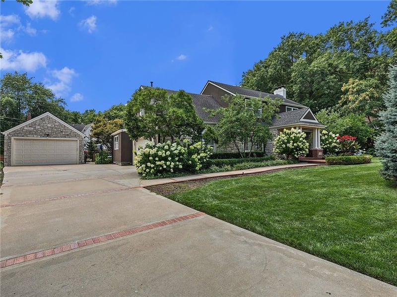 821 W 54th Ter, Kansas City, MO 64112