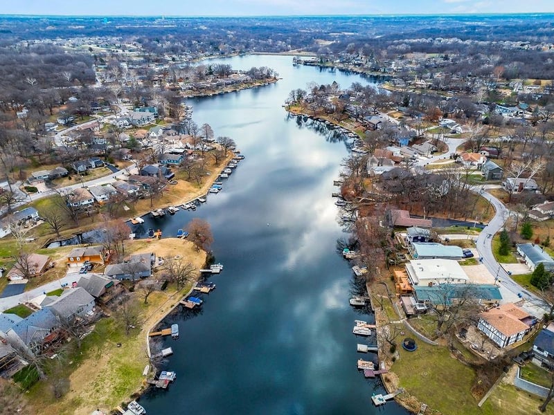 1053 NW South Shore Dr, Lake Waukomis, MO 64151