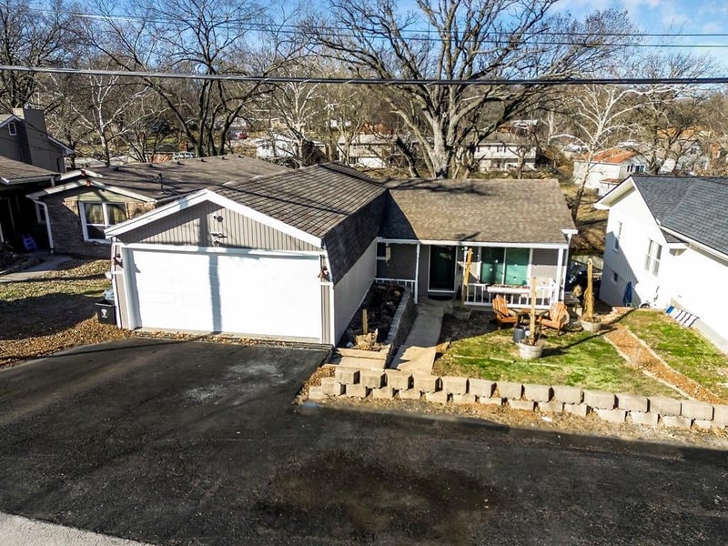 1053 NW South Shore Dr, Lake Waukomis, MO 64151