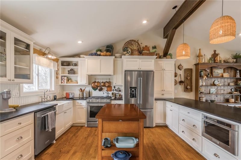 1053 NW South Shore Dr, Lake Waukomis, MO 64151