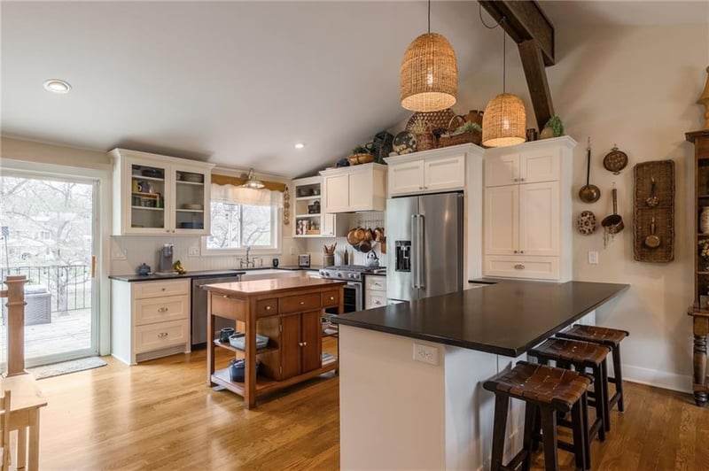 1053 NW South Shore Dr, Lake Waukomis, MO 64151