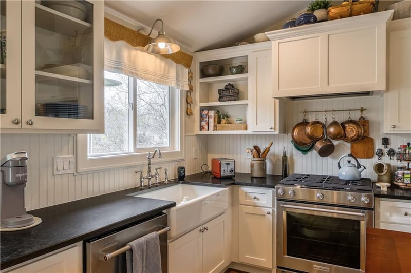 1053 NW South Shore Dr, Lake Waukomis, MO 64151