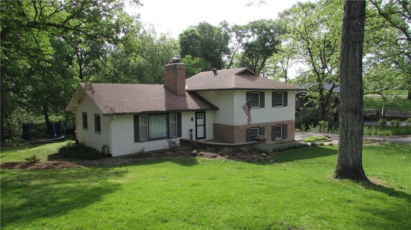 7411 NW Tomahawk Ln, Platte Woods, MO 64151