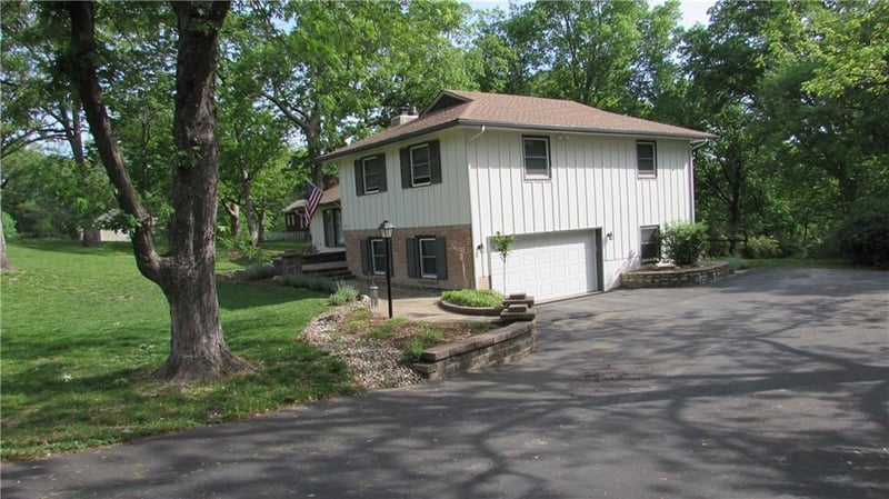 7411 NW Tomahawk Ln, Platte Woods, MO 64151