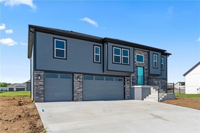 813 W Rader St, Lone Jack, MO 64086