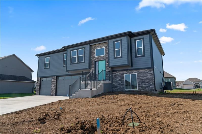 813 W Rader St, Lone Jack, MO 64086