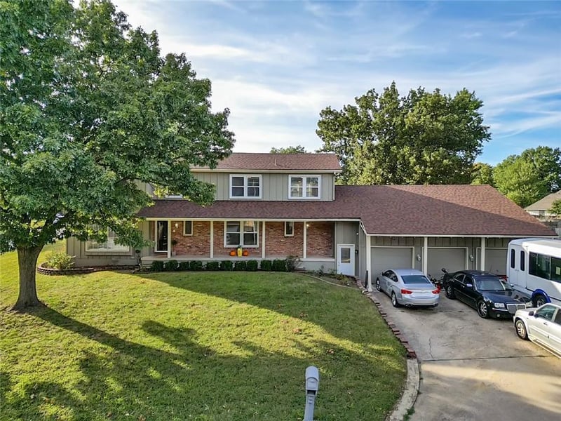 9526 Olmstead Rd, Kansas City, MO 64134