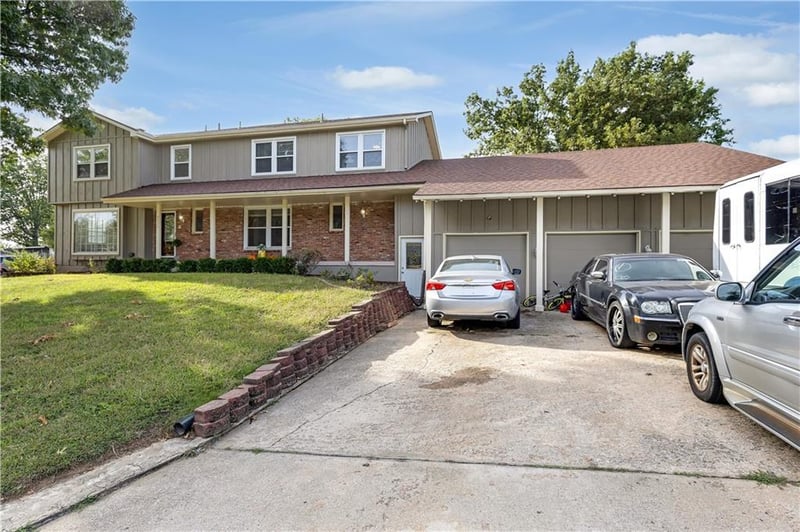 9526 Olmstead Rd, Kansas City, MO 64134