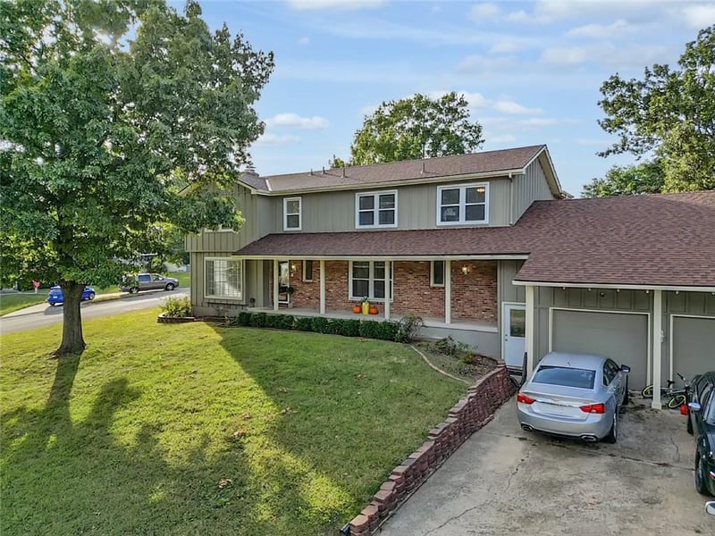 9526 Olmstead Rd, Kansas City, MO 64134