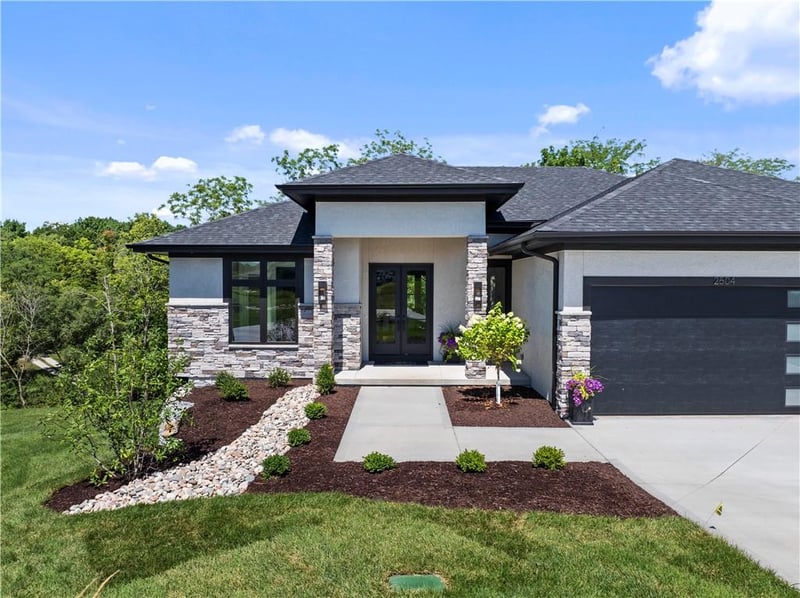 2504 Woodland Oak Cir, Lee's Summit, MO 64086