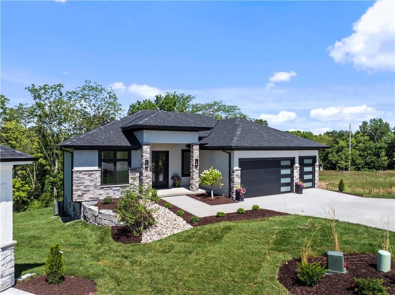 2504 Woodland Oak Cir, Lee's Summit, MO 64086