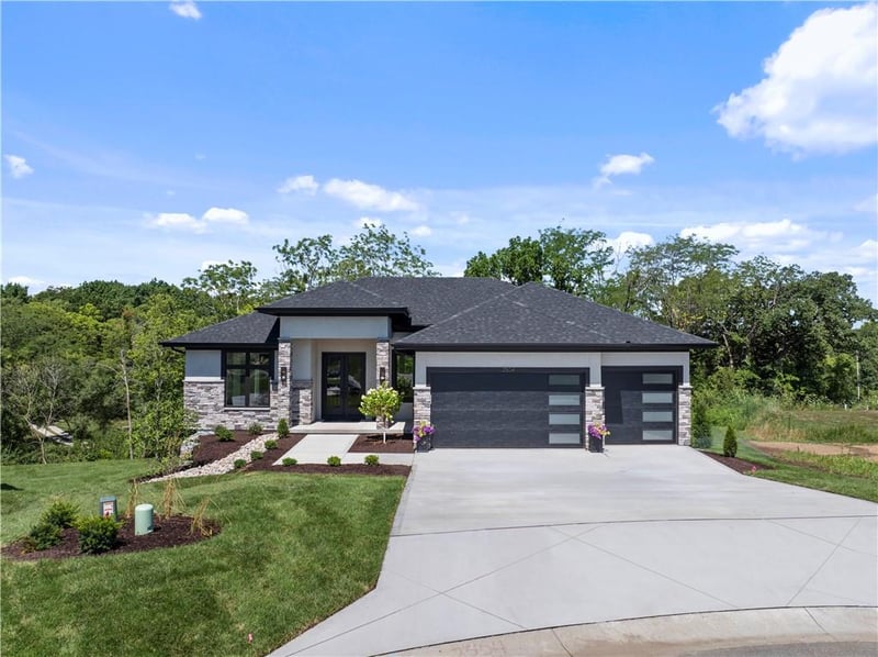 2504 Woodland Oak Cir, Lee's Summit, MO 64086