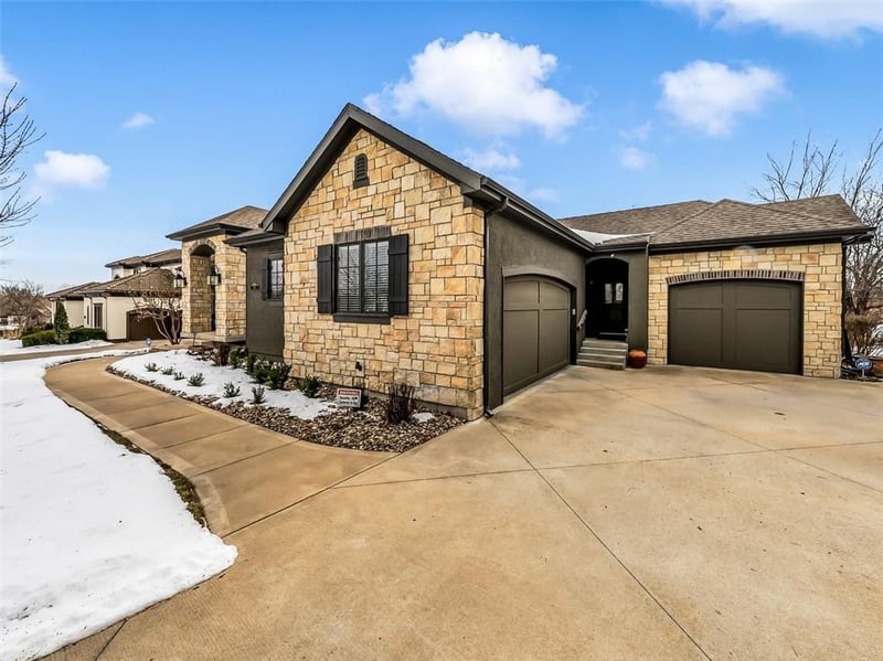 7901 N Shoal Creek Valley Dr, Kansas City, MO 64157