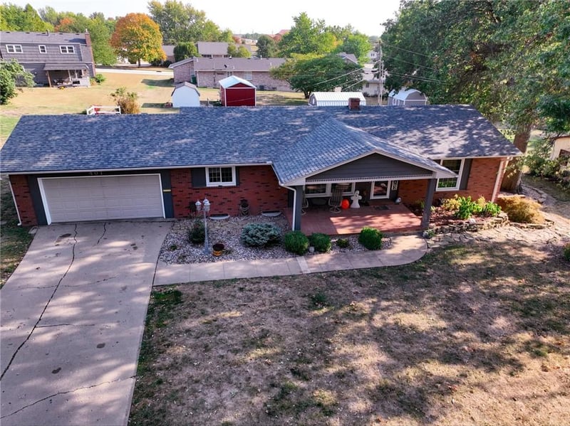 401 Minnetare Ln, Hiawatha, KS 66434