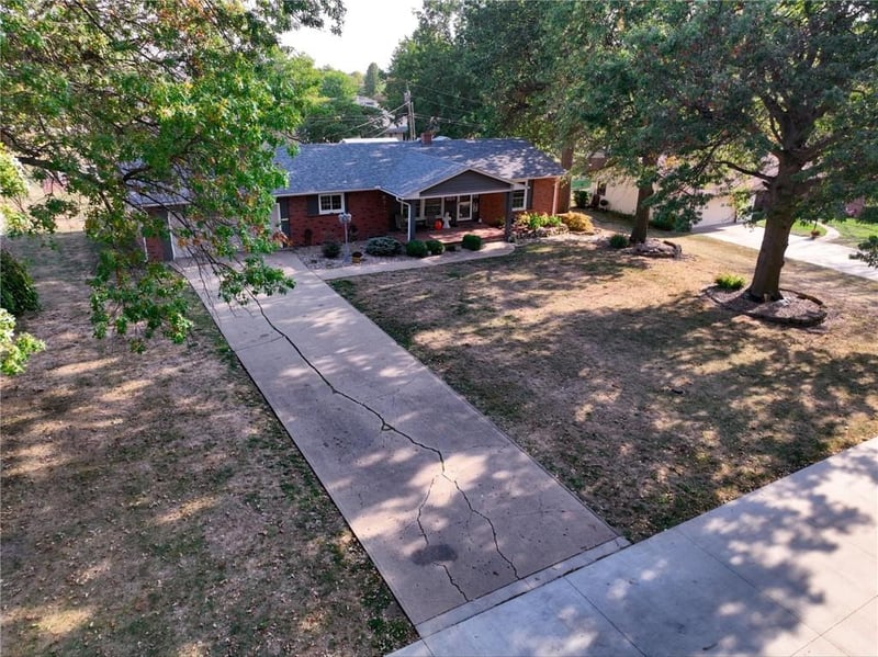 401 Minnetare Ln, Hiawatha, KS 66434