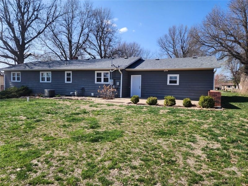 401 Minnetare Ln, Hiawatha, KS 66434