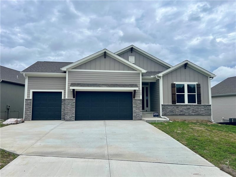 1128 Whitby Dr, Lee's Summit, MO 64083