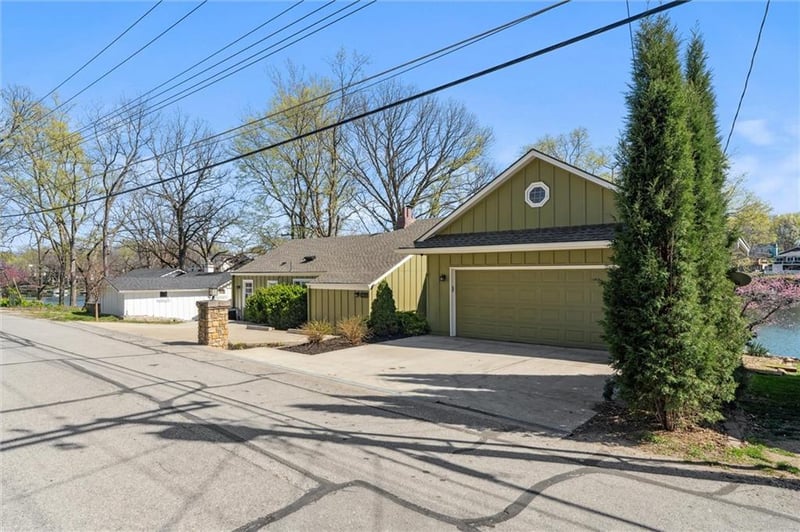 58 Dockside Dr, Lake Tapawingo, MO 64015
