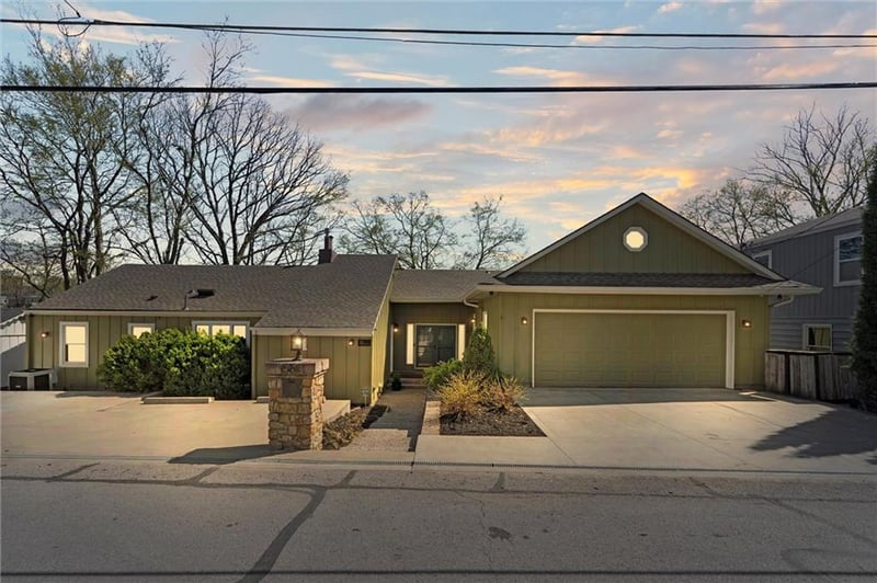 58 Dockside Dr, Lake Tapawingo, MO 64015