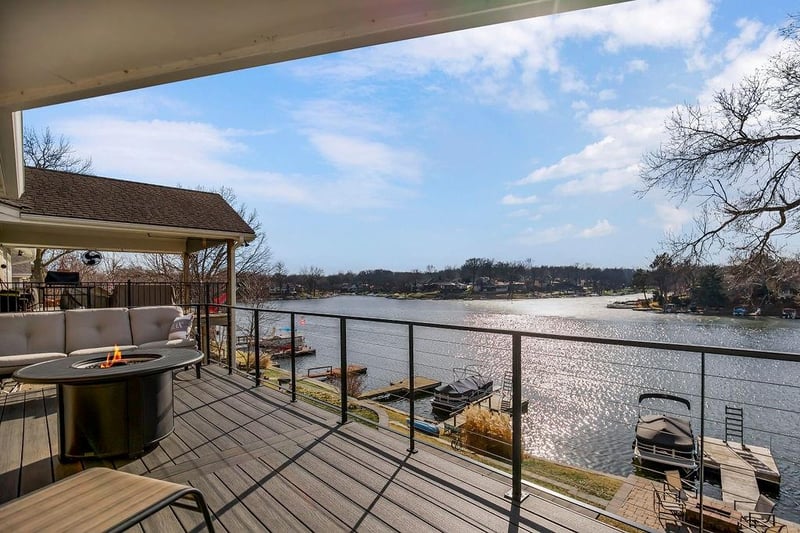 357 North Shore Dr, Lake Waukomis, MO 64151