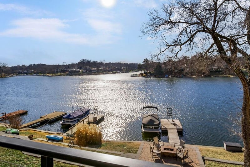 357 North Shore Dr, Lake Waukomis, MO 64151