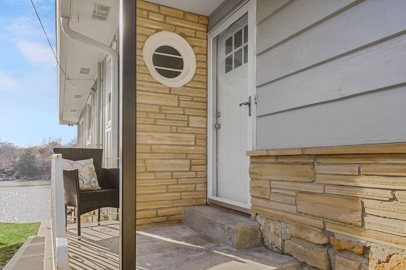 357 North Shore Dr, Lake Waukomis, MO 64151