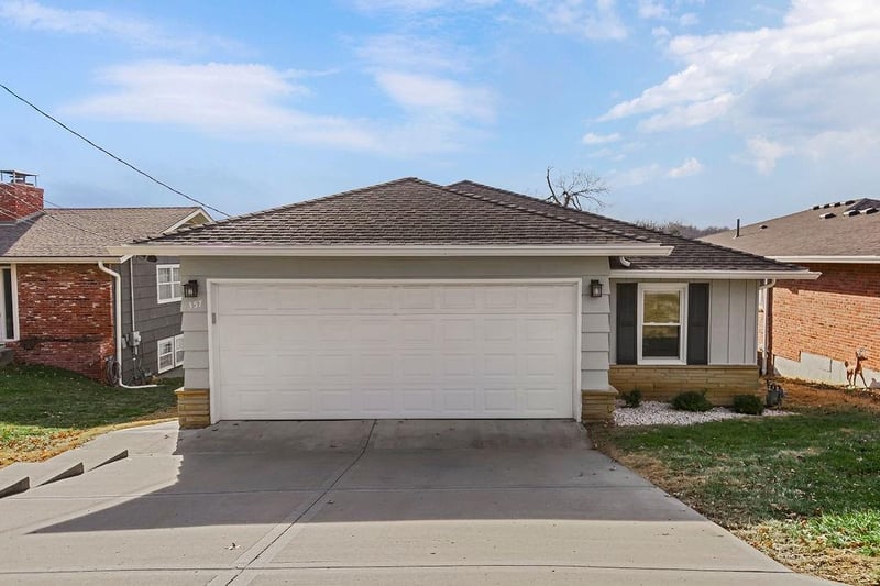 357 North Shore Dr, Lake Waukomis, MO 64151