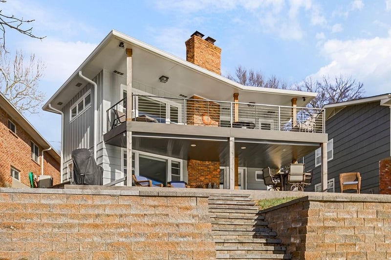 357 North Shore Dr, Lake Waukomis, MO 64151