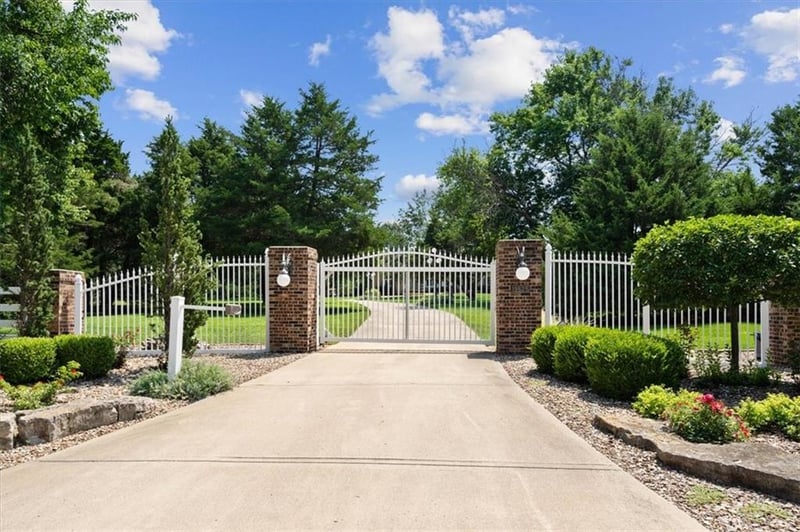 19525 Antioch Rd, Overland Park, KS 66013