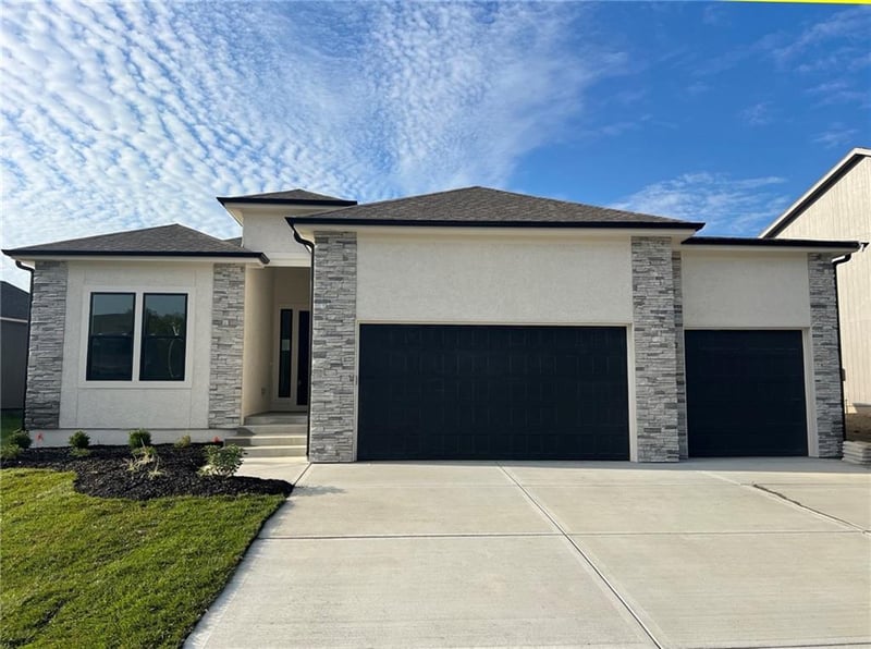 17154 Heatherwood St, Olathe, KS 66062