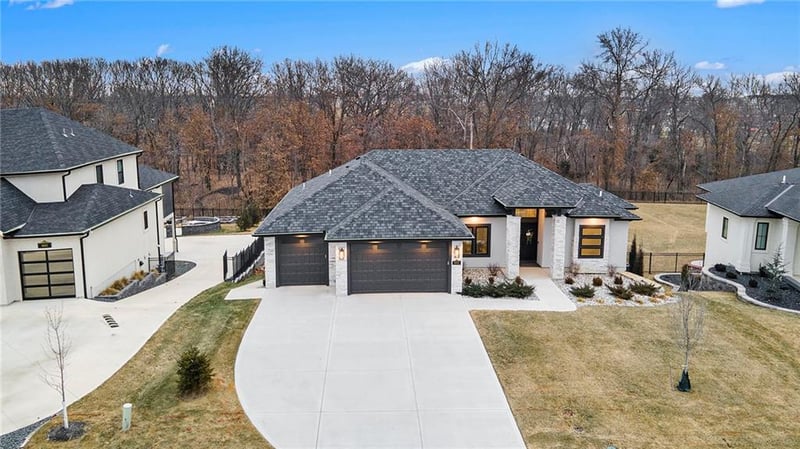 8689 NE Shoal Creek Valley Dr, Kansas City, MO 64157