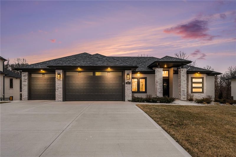 8689 NE Shoal Creek Valley Dr, Kansas City, MO 64157