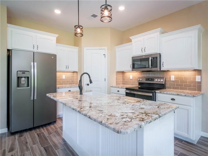 900 White Oaks Ln, Oak Grove, MO 64075