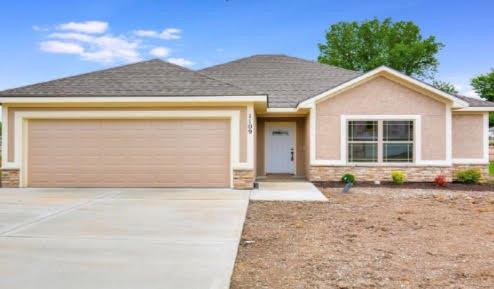900 White Oaks Ln, Oak Grove, MO 64075