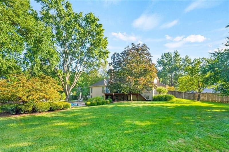 5007 W 112th St, Leawood, KS 66211