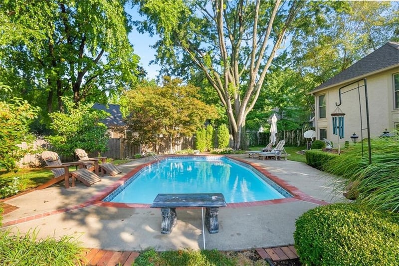 5007 W 112th St, Leawood, KS 66211