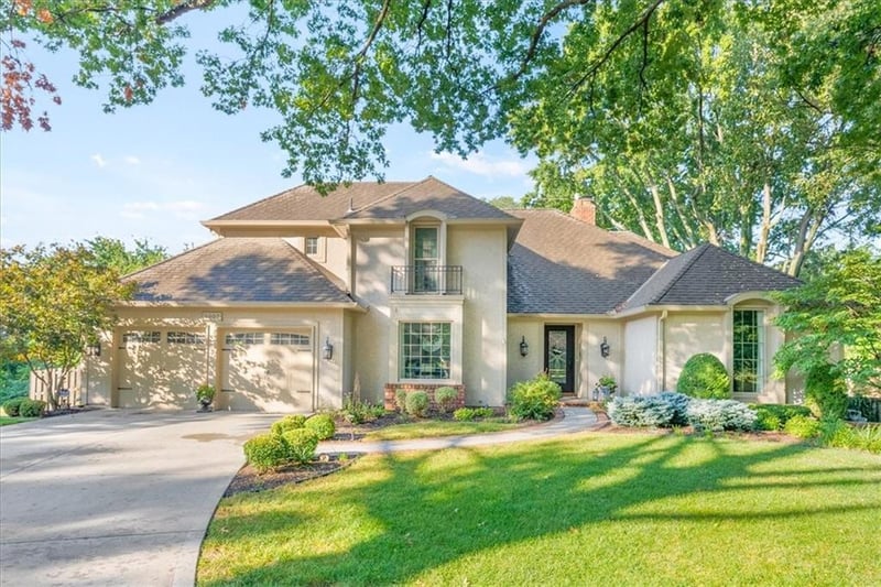5007 W 112th St, Leawood, KS 66211