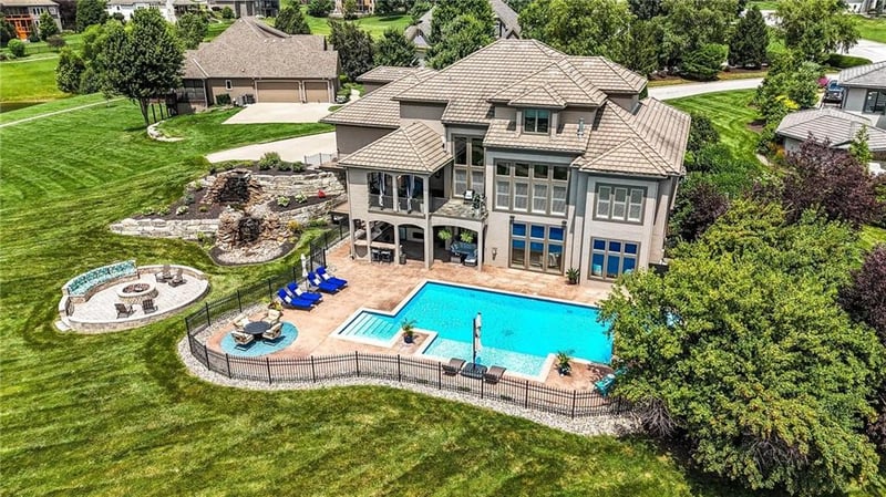8075 Green Glades Ct, Parkville, MO 64152