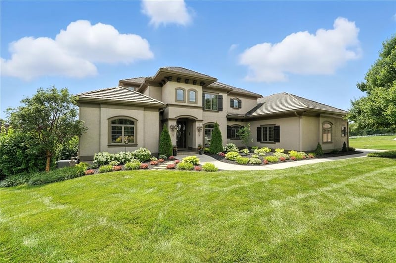 8075 Green Glades Ct, Parkville, MO 64152